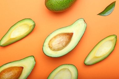 Renkli arka planda olgun avokado