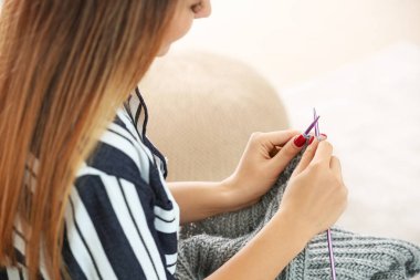 Genç kadın evde sıcak kazak örgü