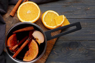 Ahşap arka plan üzerinde lezzetli mulled şarap bardağı