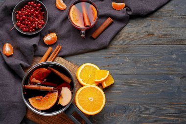 Ahşap arka plan üzerinde lezzetli mulled şarap ile kompozisyon