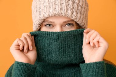 Kış kıyafetleri içinde güzel bir kadın.