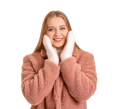 Beyaz arka planda kışlık giysiler içinde güzel bir kadın.