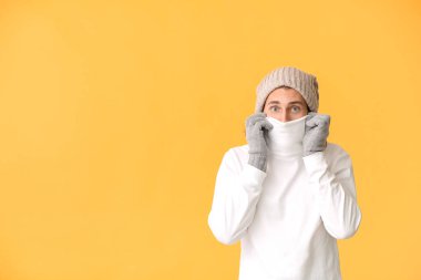 Kışlık giysiler içinde yakışıklı bir adam.