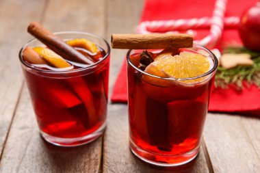 Ahşap masada lezzetli sıcak şarap kadehleri