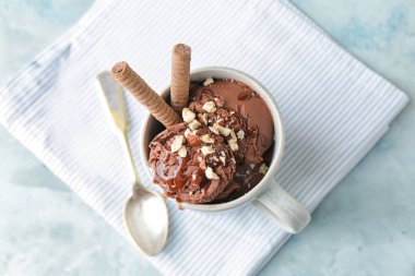 Lezzetli çikolatalı dondurmalı kupa.