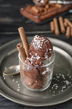 Lezzetli çikolatalı dondurmayla dolu bir bardak.