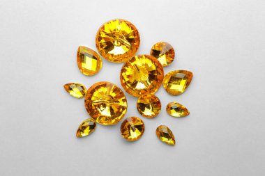 Değerli taşlar için açık renkli mücevher