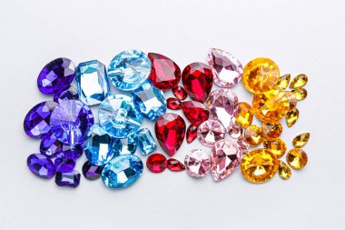 Hafif arka plandaki mücevherler için farklı değerli taşlar.