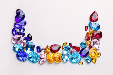 Hafif arka plandaki mücevherler için farklı değerli taşlar.