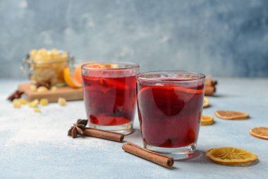 Renkli arkaplanda lezzetli sıcak şarap kadehleri