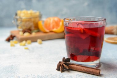 Renkli arkaplanda bir bardak lezzetli sıcak şarap