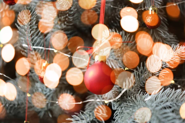 Hermoso árbol de Navidad decorado y luces borrosas, primer plano —  Fotos de Stock