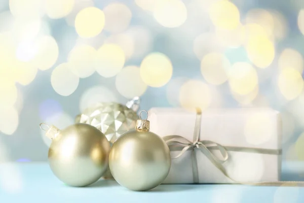 漂亮的圣诞球，桌上有礼物，灯火通明 — 图库照片