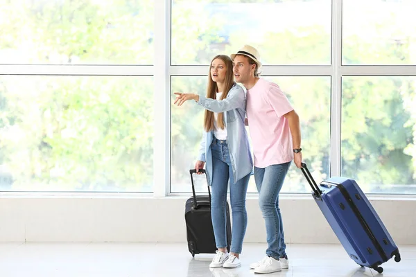 Pareja molesta con maletas en el pasillo del aeropuerto — Foto de Stock