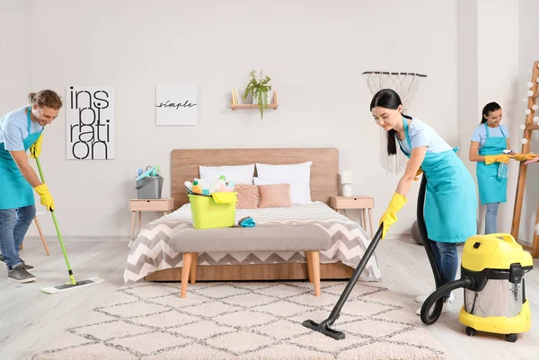 Team of janitors cleaning flat — Stock Photo, Image