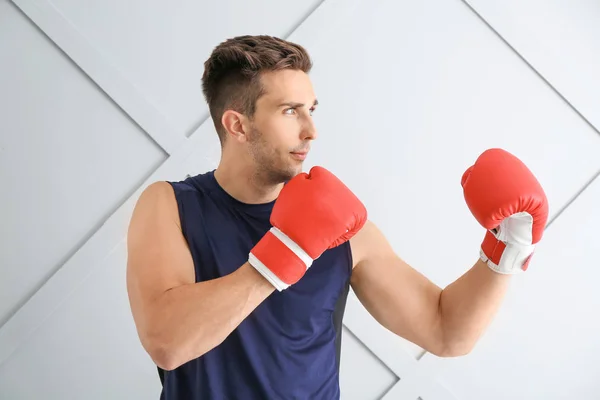 Sportlicher Boxer auf hellem Hintergrund — Stockfoto
