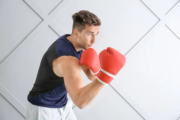 Sportieve mannelijke bokser op lichte achtergrond — Stockfoto