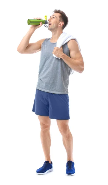 Jeune homme sportif avec bouteille d'eau et serviette sur fond blanc — Photo