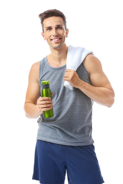 Sportlicher junger Mann mit Wasserflasche und Handtuch auf weißem Hintergrund — Stockfoto