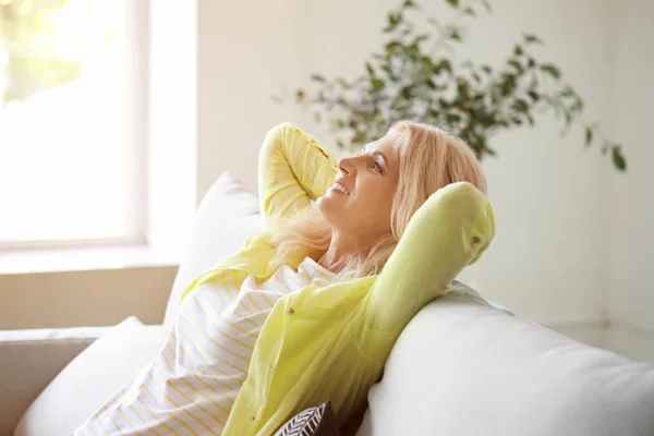Портрет красивої зрілої жінки, що розслабляється вдома — стокове фото