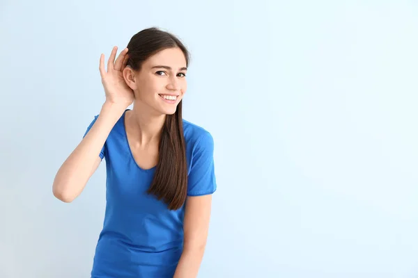 Junge Frau mit Hörgerät auf farbigem Hintergrund — Stockfoto
