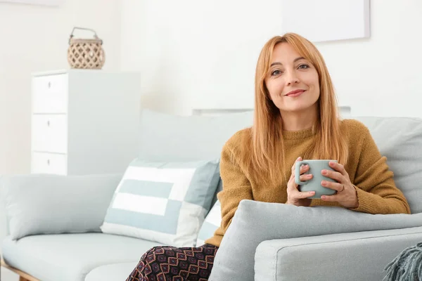 Bela mulher madura beber café em casa — Fotografia de Stock