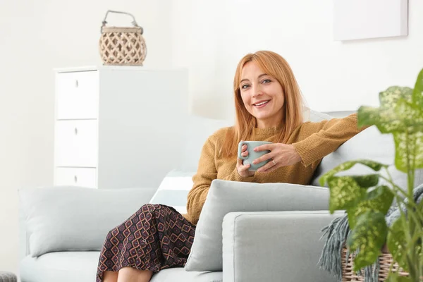 Bela mulher madura beber café em casa — Fotografia de Stock