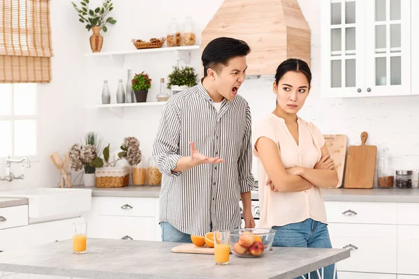 Quarrelling pareja asiática en cocina — Foto de Stock
