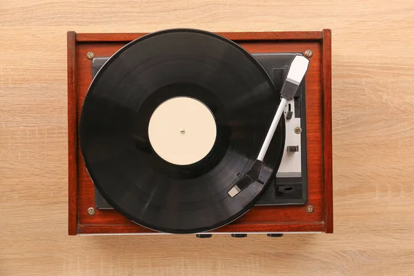 Grabador con disco de vinilo en la mesa — Foto de Stock