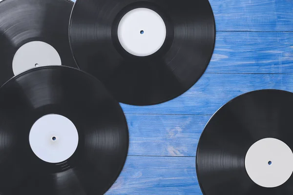 Discos de vinilo para tocadiscos sobre fondo de madera color — Foto de Stock