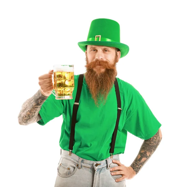 Bärtiger Mann mit einem Glas Bier auf weißem Hintergrund. St. Patrick 's Day Feier — Stockfoto