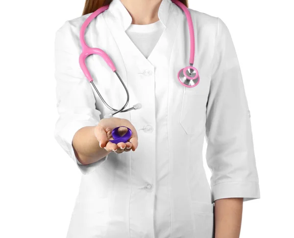 以紫色丝带象征白底世界癌症日的医生 — 图库照片