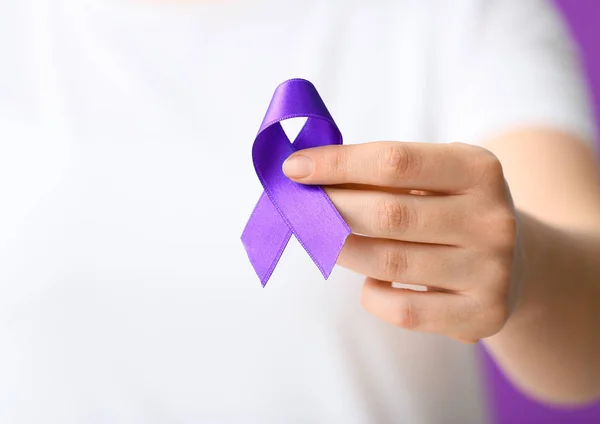 Mujer con cinta púrpura como símbolo del Día Mundial del Cáncer, primer plano — Foto de Stock