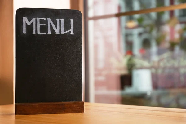 Tablero de menú vacío en la mesa en la cafetería — Foto de Stock