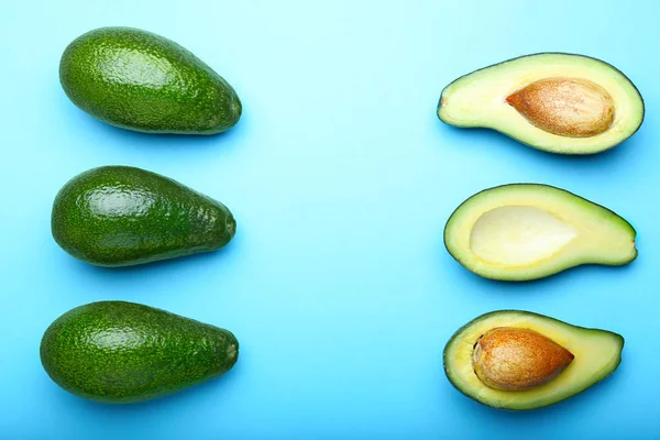 Rijpe avocado's op kleur achtergrond — Stockfoto