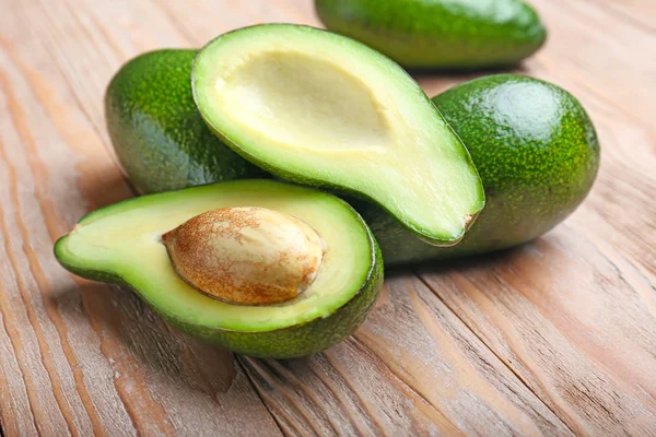 Aguacates maduros sobre fondo de madera —  Fotos de Stock