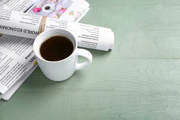 Εφημερίδες και φλιτζάνι καφέ σε ξύλινο φόντο — Φωτογραφία Αρχείου
