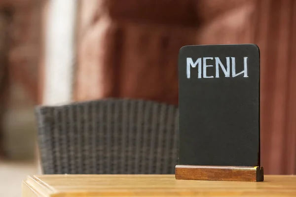 Tableau de menu vierge sur la table dans un café extérieur — Photo