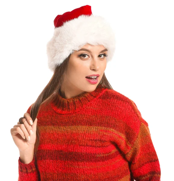 Bella giovane donna in cappello di Babbo Natale su sfondo bianco — Foto Stock