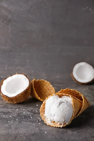 Dulce sabroso helado de coco en la mesa — Foto de Stock