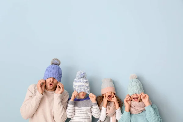 밝은 색 바탕의 겨울 옷을 입은 행복 한 가족 — 스톡 사진