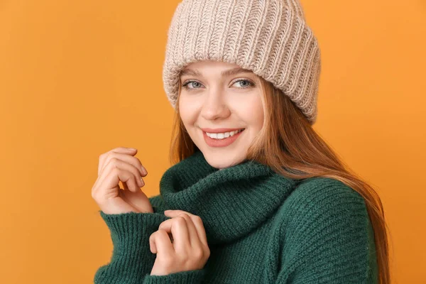Красивая женщина в зимней одежде на цветном фоне — стоковое фото