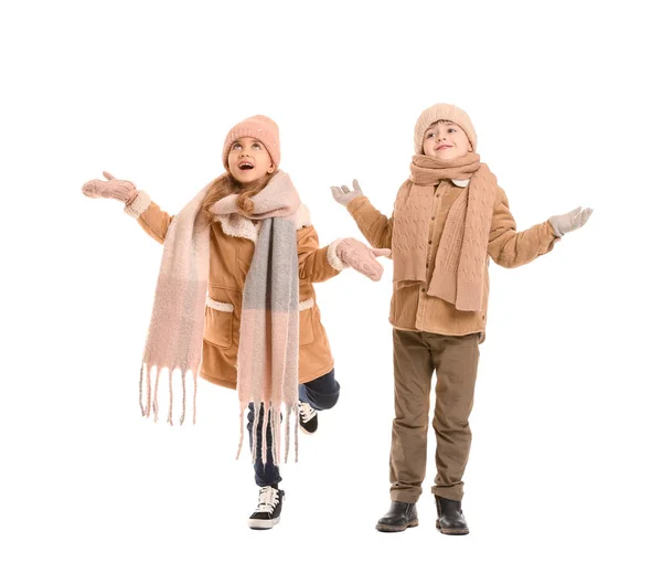 Niños pequeños en ropa de invierno sobre fondo blanco — Foto de Stock