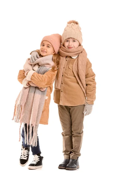 Niños pequeños en ropa de invierno sobre fondo blanco —  Fotos de Stock