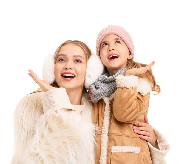 Mulher e sua filhinha em roupas de inverno no fundo branco — Fotografia de Stock