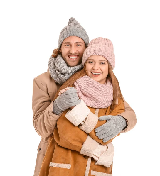 Casal feliz em roupas de inverno no fundo branco — Fotografia de Stock