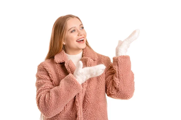 Красивая женщина в зимней одежде на белом фоне — стоковое фото