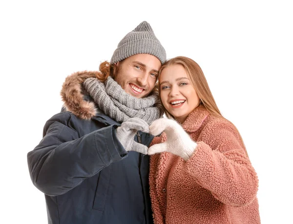 Ευτυχισμένο ζευγάρι με χειμωνιάτικα ρούχα που κάνουν καρδιά με τα χέρια τους σε λευκό φόντο — Φωτογραφία Αρχείου