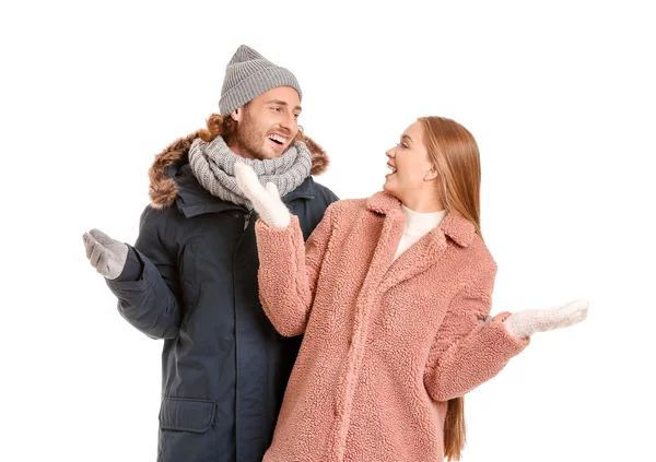 Ευτυχισμένο ζευγάρι με χειμωνιάτικα ρούχα σε λευκό φόντο — Φωτογραφία Αρχείου