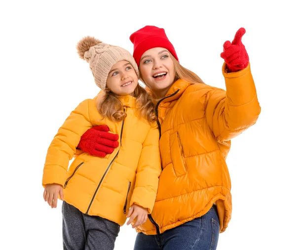 Mujer y su hijita en ropa de invierno sobre fondo blanco — Foto de Stock